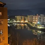 Prestige Lakeview 아파트