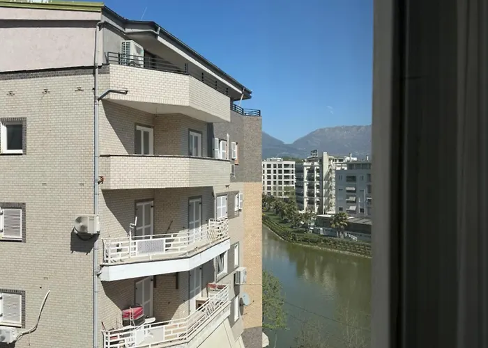 Prestige Lakeview 公寓 地拉那